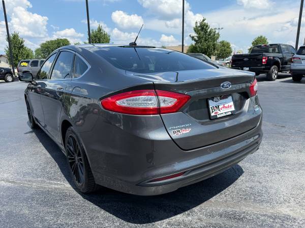 2016 Ford Fusion SE - Cuero y techo solar - ¡115 mil millas! - $10,900 (Oak Forest)63618826444163124