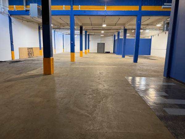 EXCELLENT CONDITION WAREHOUSE FOR RENT + DRIVE-IN DOOR + LOADING DOCK 1