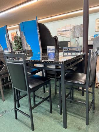 Counter Height Table with 4 Chairs 1