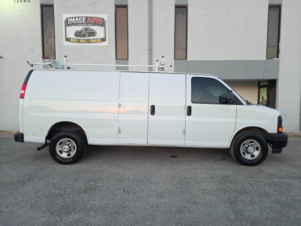 2017 Chevrolet Express - Photo 4