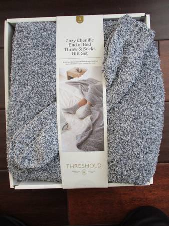New Threshold Cozy Chenille End of Bed Throw and Socks Gift set 1
