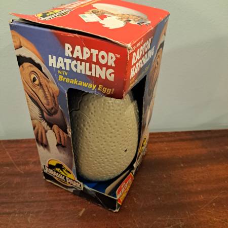 Raptor Hatchling con huevo desprendible, Jurassic Park 1994, figura de Kenner - $5063470464860291121