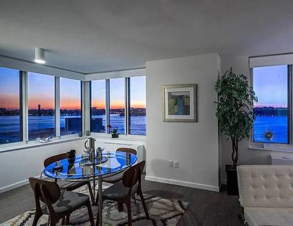 $4,350 / 1br - Spacious 1 Bedroom Overlooking Hudson River (Midtown West)63788856695425121