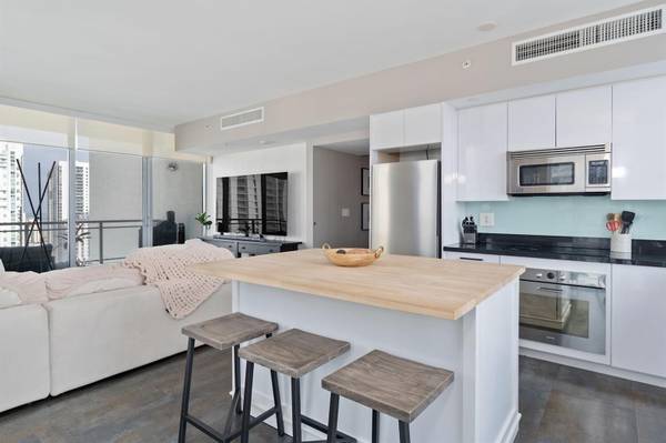 $4,200 / 2br - 1389ft2 - The Sunlight Hits this Corner 2bd in the Best Way! (Mint- Downtown/Brickell)64001848358531122