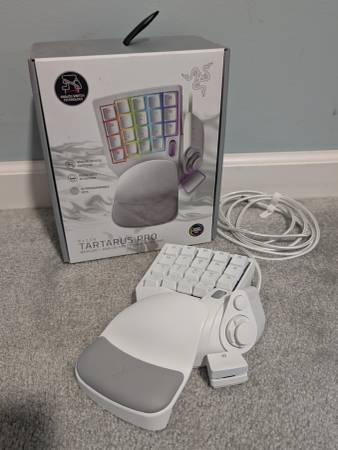 Razer Tartarus Pro Gaming Keypad - Mercury White 1