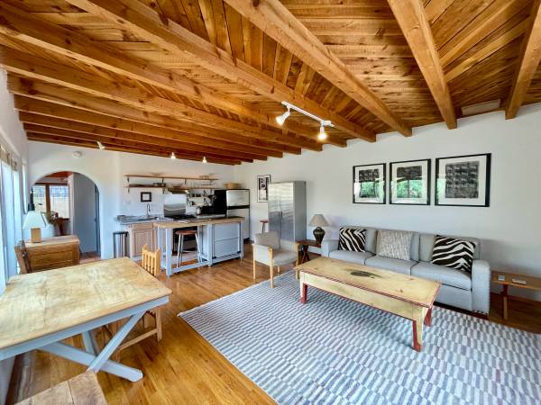 $2,050 / 1br - 800ft2 - Hermoso espacio de vida contemporáneo completamente amueblado y de concepto abierto (Santa Fe)63806069494659120