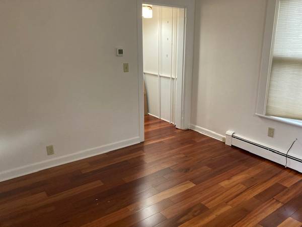 $1,600 / 1br - NEW PRICE-Bi-level One Bedroom on Elm Street Northampton (Northampton, MA)64016883460867124