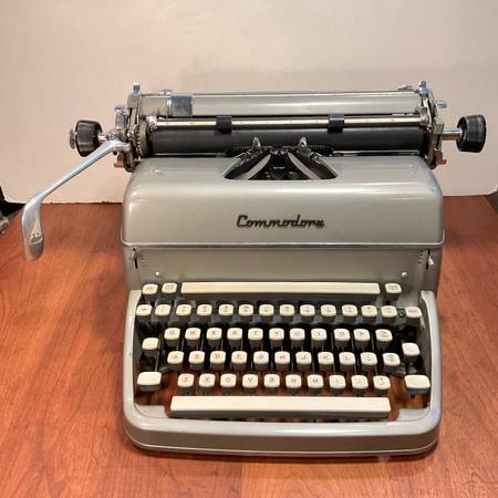 TYPEWRITER - COMMODORE STANDARD MANUAL TYPEWRITER AND STAND 1