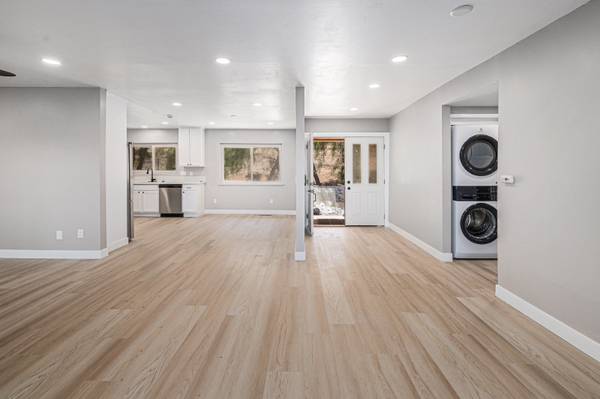 $3250.00 / 3br - 1400ft2 - CASA DE 3 HABITACIONES Y 2 BAÑOS MEJORADA CON VISTAS IMPRESIONANTES!!63701605329281121