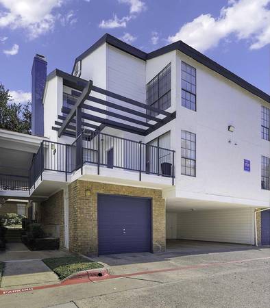 1 MONTH FREE! Arlington Split-level Townhouse with a Den! 1