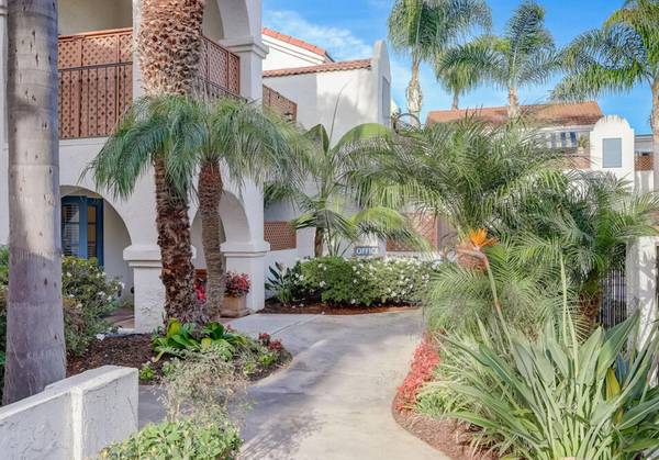 $2,950 / 1br - Assigned Covered Parking - Pets Welcome | Elegant & Near the Beach (Carlsbad Village)63998603079427124