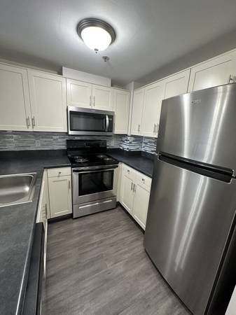 $1,900 / 1br - 790ft2 - Scenic View, Cable Ready, Secure Access (180 Woodbury St, Manchester, NH)63932188237315121