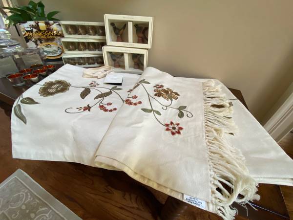 Pottery Barn crewel table runner 18”x108” 55% linen / 45% cotton 1