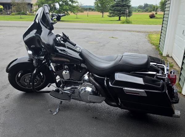 2007 Black & Chrome Harley Classic 1