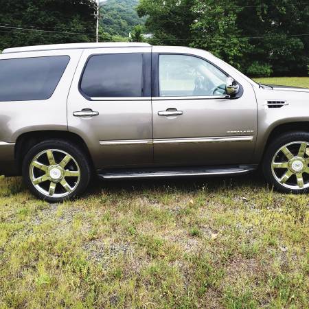 2011 CADILLAC ESCLADE - $11,000 (JOHNSTOWN)63625169683843121