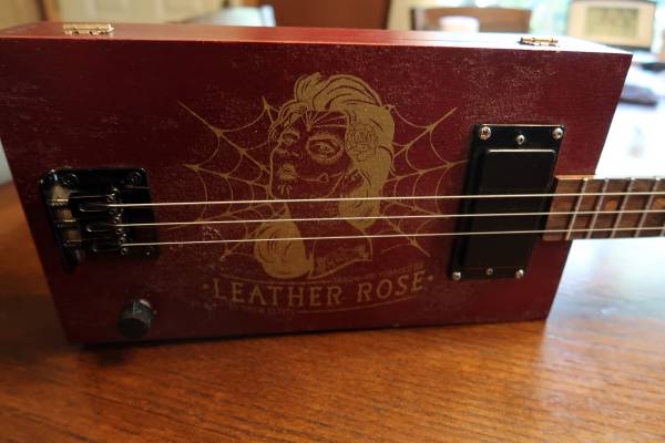 Guitarra Leather Rose CBG de 3 cuerdas - $150 (Tacoma)63471462610433120