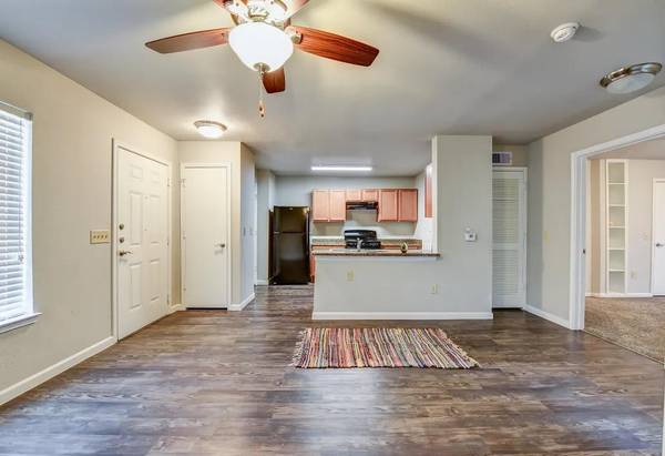 $1,170 / 2br - 976ft2 - Patio, Pisos Nuevos Simil Madera, Alberca, Gabinetes de Cocina Nuevos (3322 Yellowstone Blvd. Houston Texas 77021)63906681455490122