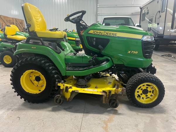 2014 John Deere X758 4X4 tractor para jardín, cuchilla de 54", 1322 horas - $7.000 (Shueyville)63435638680195122