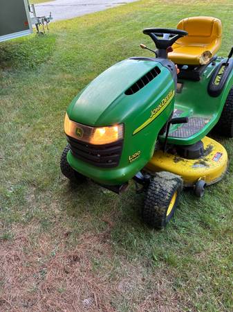 John Deere  L100 mower 1
