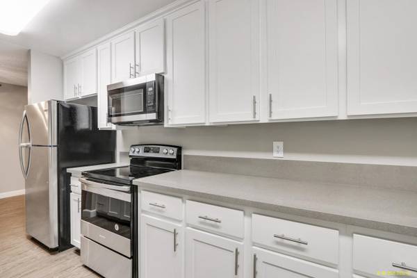 $2,650 / 2br - 1000ft2 - 2 Bedroom in Covina, Plank Flooring Throughout, Granite, SPECIALS!! (Covina)63952932890371120
