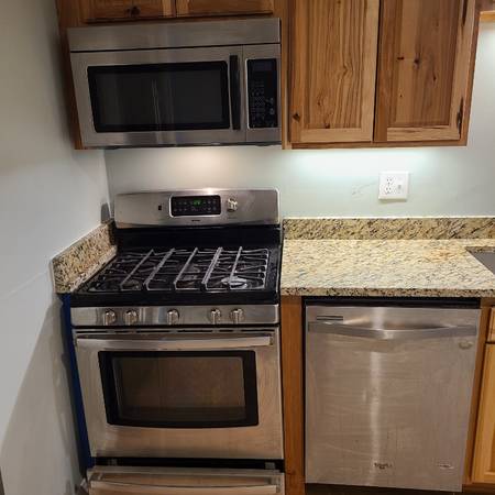 $1400.00 / 3br - 1500ft2 - Fully remodeled home with marble and granite finishings on large fores63812881439747122