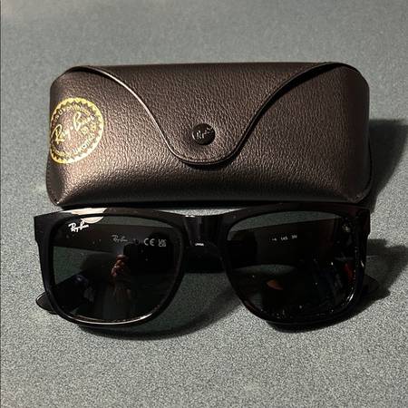 Black Sunglasses in Hancock Park 1