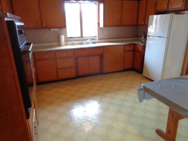 Very nice 3 Bedroom apartment with most utilitites included 1