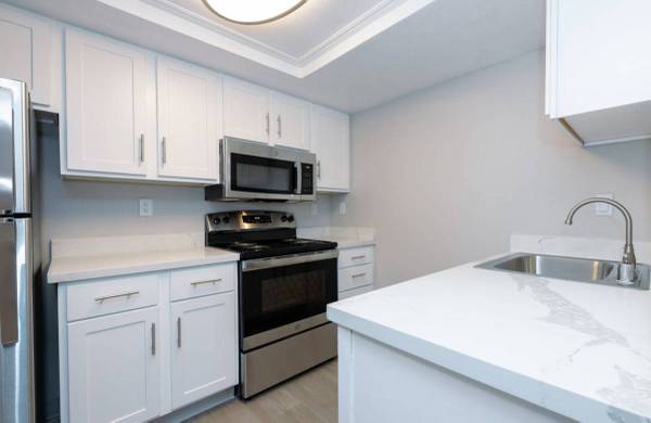 $2,799 / 2br - Vaulted Ceilings, In unit Washer- Dryer, Minutes to Great Shopping an (richmond / point / annex)63845956664961122