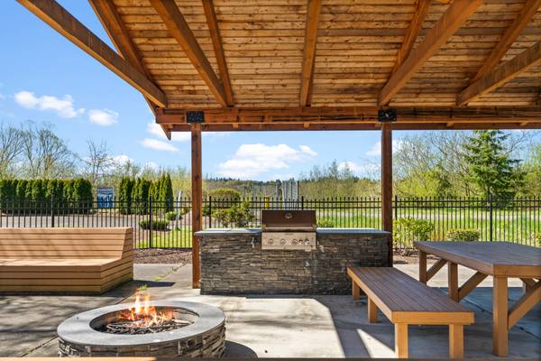 2 BD, Quick Access to Major Freeways, Indoor+Outdoor pools, in Kent,WA 1