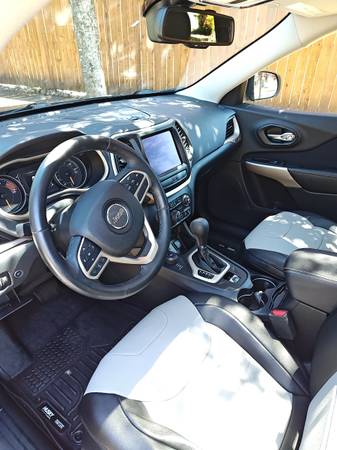 2017 Jeep Cherokee Latitude 4WD - $13,500 (Lake Stevens)63469766487171120