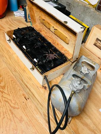 THREE BURNER PROPANE STOVE CASE PROPANE TANK 1