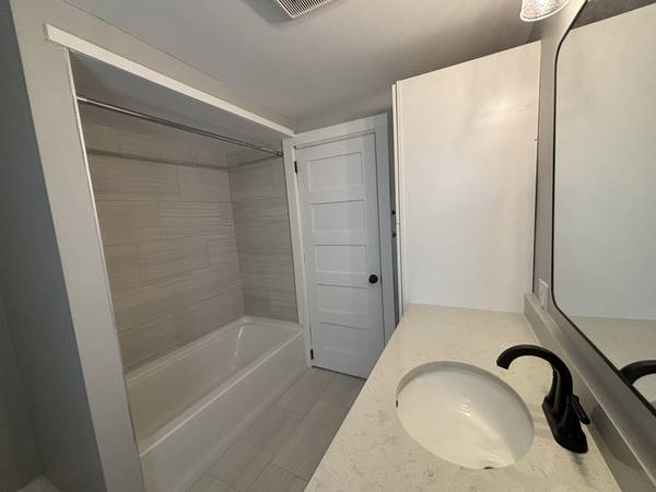 $2,800 / 3br - 1000ft2 - RENOVATED 3 Bed, 1 Bath, Free Laundry, Walk to Tufts & Whole Foods (Medford)63797280710787124