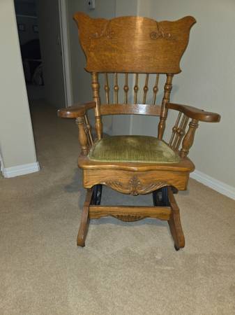Sillón mecedor de roble antiguo - $250 (Lakeside)63471473347843121