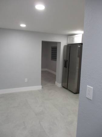 $1,600 / 1br - 876ft2 - 1 BED 1 BATH  EFF. (MIAMI)64049277374595121