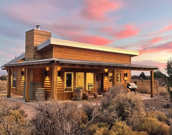 $185 / 2br - Rustic charm awaits you in Kanab! (Vermilion Ave, Kanab, UT)63932724473218120