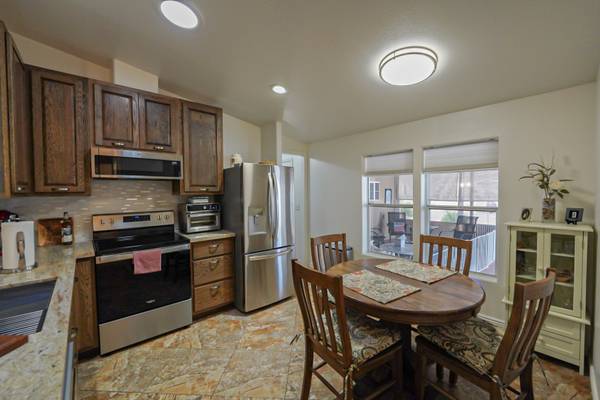 $172,000 / 3br - 1092ft2 - All there is to do is sit back and enjoy the updates! (Yuma)64214141978498123