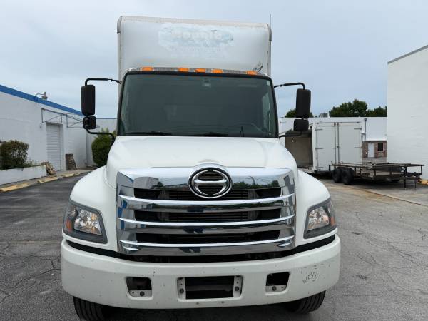 2015 Hino 258/268 - 26ft - Photo 2