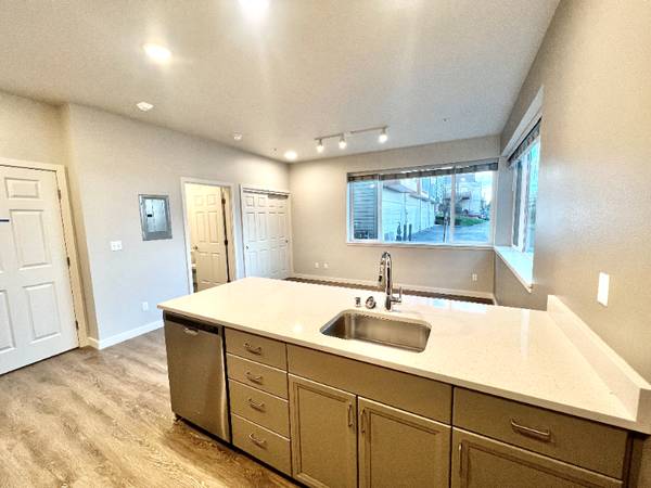 $1475.00 ONE MONTH FREE w/12 month lease! McCormick Heights in Tacoma!63814735866625124