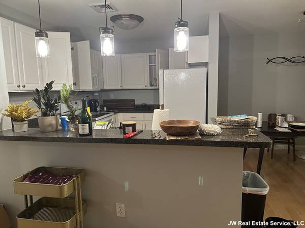 $3,300 / 2br - Great 2 bed 2 bath in Malden w/ laundry in unit, 2 parking spots inc!!63802096628993123