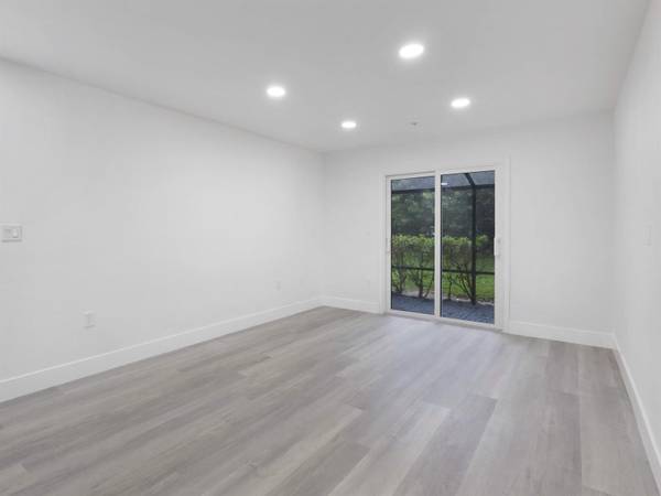$2,100 / 2br - 758ft2 - Fully Renovated 2BR / 1BA Condo – Modern Kitchen, Impact Windows! (BOYNTON BEACH)64002015121153124