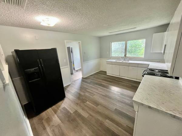 $1,895 / 5br - NICE 5BR/1BA Zephyrhills Home w/Brand NEW FLOORING! (Zephyrhills)63980540634626123