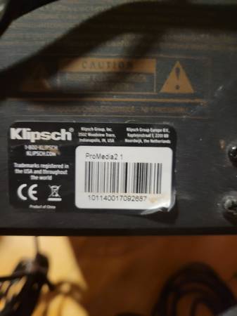 Conjunto de altavoces Kiplsch Promedia 2.1 con cable - $80 (Sedona)62969134036481122