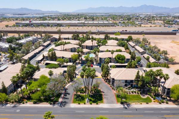 $1,120 / 1br - 792ft2 - Gated Community, A Must See, Garages Available (Maryvale)64024992831107123