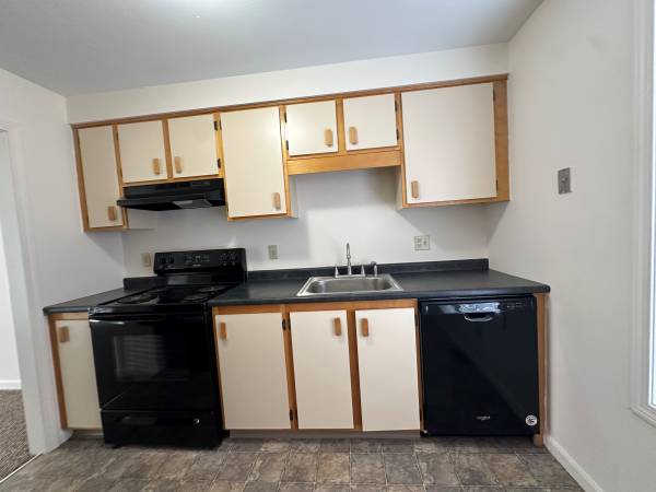 $2,400 / 2br - 980ft2 - End unit town home with fire place! 2 cats allowed. (Milford)63931925091203124