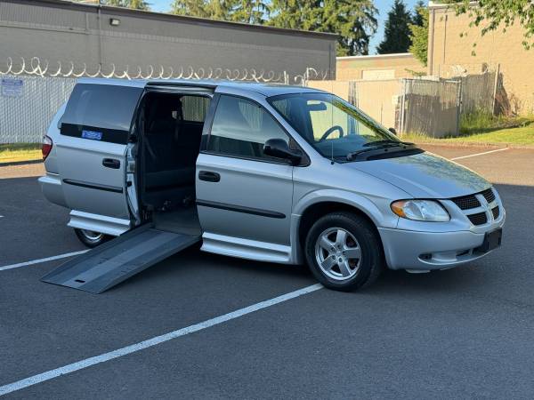 2004 Dodge Grand Caravan - FURGONETA PARA SILLA DE RUEDAS / MANTENIDA / ELEVADOR ELÉCTRICO - $12.900 (Furgoneta para silla de ruedas en Beaverton)63441421732355121