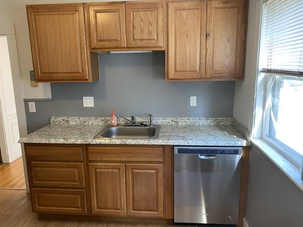 $2,500 / 2br - CHARM 1ST FL AV 9/1 2BDRMS GARAGE FP CAT OK NO FEE (BELMONT)63699392960003123