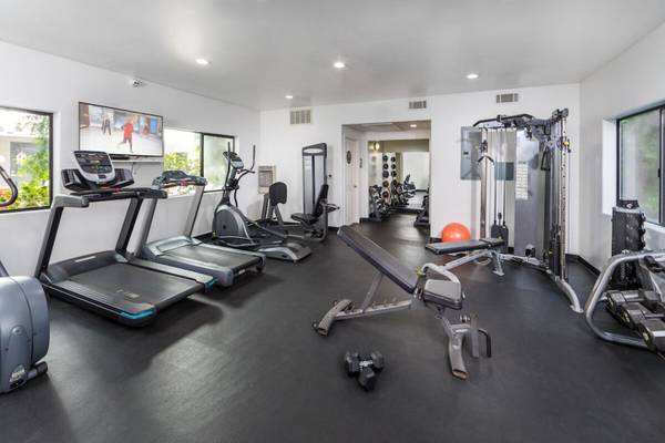 $3,775 / 3br - 1236ft2 - Fabulous 3bd/2ba Condo with RESORT STYLE Amenities- Pet Friendly! (Sherman Oaks)63912984246146123