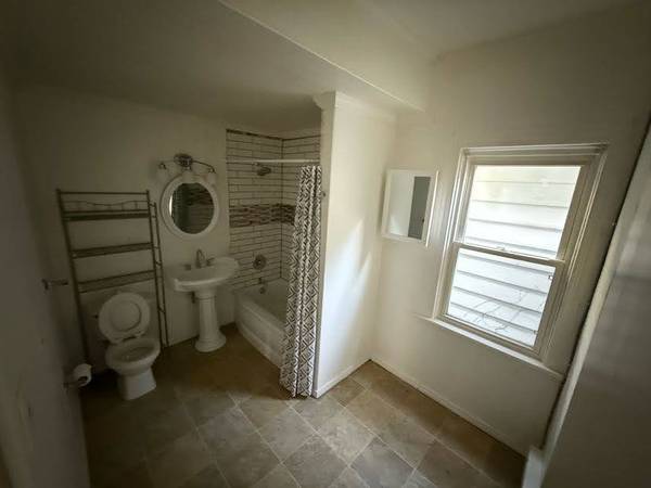 $79,228 / 2br - 920ft2 - Casa de 2 habitaciones con estacionamiento en entrada para autos y patio cercado – Toledo (Toledo)63836552844163122