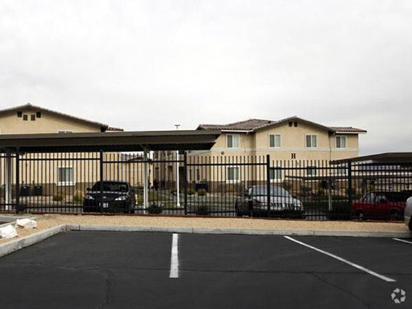 $1,186 / 3br - 1058ft2 - Conveniently Located, Two, Three & Four Bedroom Floor Plans (92311)64028082435843124