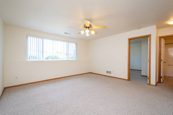 $2,100 / 3br - 1622ft2 - AVAILABLE NOW! 3BR, Pet Friendly Condo + Free Parking! (20 Redtail Bend, Coralville, IA)63897404944002123